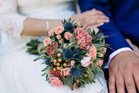 Sommer Hochzeit Zu Dritt In Blau Und Pfirsich Hochzeitsblog Der Kleine Wed Hochzeit Dekoration Ideen Sommerhochzeit Hochzeit Farbpalette Blumenstrauss Hochzeit