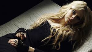 The blonde and black pieces of hair blend together beautifully in the loopy style. 4594798 Painted Nails Long Hair Rings Black Dress Women Celebrity Singer Blonde Avril Lavigne Gothic Wallpaper Mocah Hd Wallpapers
