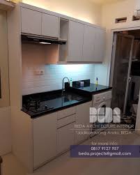 Desain model kitchen set minimalis apapun untuk dapur kecil dan sederhana di rumah akan tetap terlihat elegan ketika kita pintar mencocokan tipe dapurmu dengan design kitchen set terbaru di tahun 2021. Pantry Green Pramuka City Jakarta Ruang Keluarga Kecil Dapur Ruang Keluarga