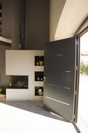 Integration Originale D Une Porte D Entree Mixte Cotim 11 De Zilten Avec Imposte Cintree Et Fi Architecture De Maison Entree De Maison Exterieur Maison Moderne