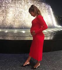 Auf instagram teilte die frau von mats hummels mit, dass ´im hause hummels ein kleiner nachfolger unterwegs ist´. Cathy Hummels Die Schonsten Looks Ihrer Schwangerschaft Gala De