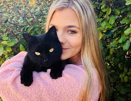 Why You Should Date Women With Cats