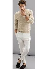 50代男性 ベージュセーター 白パンツの着こなし メンズ italy web ベージュ セーター メンズファッション 春ファッション メンズ