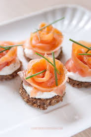 Si chiama in tanti modi diversi ma i suoi scopi sono: Roselline Di Salmone E Altri Finger Food Lennesimoblog Ricette Cibo Da Mangiare Con Gli Occhi Cibo