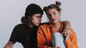 I'm graduated at saga (school of art, games and animation), having experience with all the adobe programs, especially photoshop. Joao Figueiredo Sasha Faz 1 Ano De Namoro Com Cantor E Aparece Em Bastidor De Clipe Parceira Purepeople Panictrailer Wall