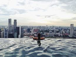 Vue Panoramique De La Marina Bay Sands De Singapour Sur Le Toit Piscine A Debordement Banque D Images Et Photos Libres De Droits Image 22391220