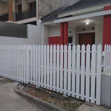 Pagar jenis ini juga menampilkan kesan sejuk namun kokoh dalam satu. Pagar Kayu Bekas