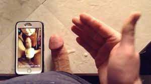Guy Jerking Off to Porn and Cumming - XVIDEOS.COM