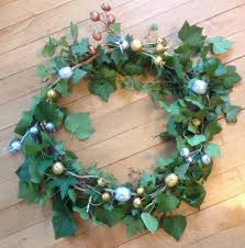 Couronne de l'avent à suspendre décorée de branchettes fleuries et angelots. Couronne De Noel Naturelle 2014 Les Idees Du Samedi