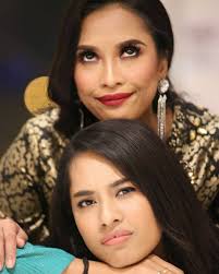 My baby sister just turned 22 ❤. I wished I could have frozen you in time  and made you remain 12. I used to call her baby akak sayang. But now I