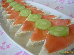 Tritare 40 g di salmone ed amalgamarlo al mascarpone ed al parmigiano fino ad ottenere una crema omogenea. Tartine Con Salmone Affumicato E Cetriolo Ricetta Trovaricetta Com