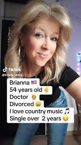 Juliana Schultz's Instagram, Twitter & Facebook