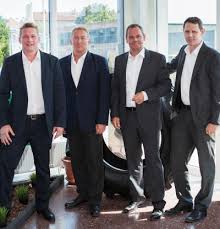 Vertragsabschuss (v. li.): James und Nicholas Tennant (Alpine  ReifenhandelsgesmbH), Michael Rieken (Vorstand Bohnenkamp AG) und Marcel  Führer (Geschäftsführer Bohnenkamp Austria GesmbH)