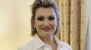 Así es Sarah Croft, la hija y mayor apoyo de Ainhoa Arteta, que va camino  de triunfar en la música