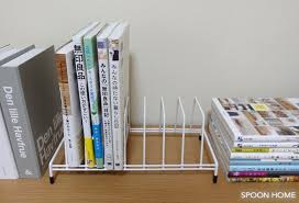 100均セリアのディッシュスタンドの活用法や収納アイデアをブログでレポートします お皿の乾燥や立てる収納だけでなく ノートや本 dvdの収納におすすめです 棚と引き出しどちらでも使用でき キッチン整理に役立ちます カラーはホワイト 白 とブラウン 茶色 を