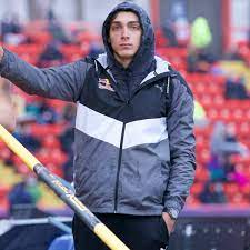 Instead of heading indoors he wrapped up and took to holding an umbrella for his rival sam kendricks as he prepared to. Armand Duplantis Hyllas Nu Over Hela Varlden Efter Jattefina Gesten Mot Varsta Rivalen Mitt Under Tavling