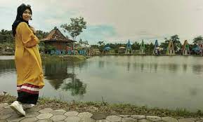 Berenang di kolam renang, pantai, atau air terjun umbul ini dikenal memiliki air yang sangat jernih dan bening. 10 Gambar Umbul Bening Banyuwangi 2021 Harga Tiket Masuk Kolam Renang Lokasi Sumbergondo Glenmore Jejakpiknik Com