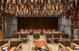 L Interno Di Questa Sala Del Ristorante E Memorabile Soprattutto Per L Arredamento Del Soffitto Dove I Designer Dello Studio Restaurant Meat Restaurant Interior Photography