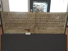 Lì un suo amico lo trovò un giorno afflitto e piangente e gli chiese quale fosse la causa del suo dolore. Flavio Claudio Giuliano Wikiwand