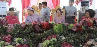 Former malaysian prime minister najib razak was arrested in kuala lumpur on tuesday afternoon (jul 3) in relation to the probe into src international, a. Najib And Wife Holds Daughter S Wedding Reception For Supporters The Star