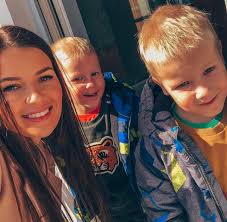 Oddam drewniane, pomalowane na biało łóżeczko niemowlęce o wymiarach 120x60  z szufladą. Wymaga odświeżenia. Jest złożone do transportu. Odbiór osobisty  w Stanisławowie Pierwszym ;)