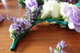 Einen blumenkranz kannst du ganz einfach selber basteln. Blumenkranz Aus Echten Blumen Fur Die Braut Selber Machen