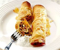 Gut Gewurztes Bohnenmus Mit Siedfleisch Tranchen Bildet Die Fullung Dieser Knusprigen Tortilla Rollen Die Im Ofen G Tortilla Rollen Lebensmittel Essen Rezepte