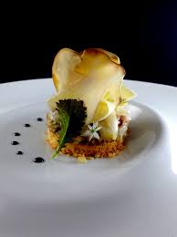 Sur Un Sable A La Noisette Tartare De Bar Aux Jeunes Pousses De Moutarde Japonaise Et Carpacci Recette Gastronomique Entree Gastronomique Recettes De Cuisine