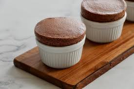 Le Souffle Au Chocolat D Alain Ducasse Recette En 2020 Souffle Au Chocolat Desserts Francais Chocolat