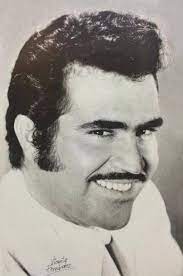 El beso de vicente fernández a una joven, gran polémica. Vicente Fernandez A Traves De Los Anos