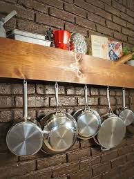 Topfe Und Pfannen 25 Coole Ideen Fur Die Hangende Aufbewahrung Kuchendekoration Kuchenumbau Kuchenschranke Und Regale