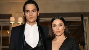 Le président du conseil d'orientation de. Alain Delon Evoque Son Fils Cadet Alain Fabien Avec Durete Et Severite Femme Actuelle Le Mag