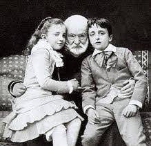 Victor Hugo Et Ses Petits Enfants Belle Photo Victor Hugo Ecrivains Et Poetes