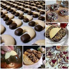 Si mescola il cioccolato sciolto a bagnomaria insieme al burro di cacao fuso, quest'ultimo serve per rendere il composto più fluido e quindi più facile da distribuire. Biscotto Raccolta Con Glassa Cioccolato Cucinare E Come Amare