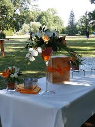 Vase Martini Blanc Et Orange Table Vin D Honneur Decoration Vin D Honneur