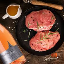 Cand ceapa devine translucida, adauga faina si amesteca bine pana vei obtine un fel de rantas. FripturÄƒ De Porc Cu Sos De Mere Casa De Vinuri Cotnari