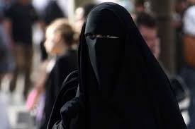 Et si la proposition de loi «tendant à assurer la neutralité religieuse des personnes qui participent au service public de l'éducation», a été déposée en juillet, avant la nouvelle polémique sur le port du voile relancée par un élu du rassemblement national (rn), elle prend aujourd'hui un relief tout particulier. Voile Kippa Ce Que Dit La Loi