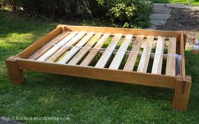 Bett Aus Massiver Eiche Bett Mit Lattenrost Wikinger Mobel Mittelalterliche Mobel