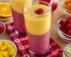 Recette De Smoothie Detox Bicolore Mangue Ananas Et Fraises Framboises Recette Recettes De Jus Pour Desintoxication Desintoxication De Smoothie Cuisine Et Boissons