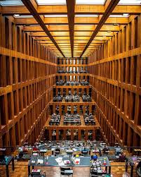 Nous Entrons Dans L Universite Jacob Und Wilhelm Grimm Zentrum Et Decouvrons Une Salle Ou Etudient 1500 Eleves L Zentrum Berlin Mit Kindern Reisen