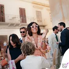 Una storia di migrazioni |leggi. Sarah Balivo Sposa A Favignana Col Vestito Trasformista Look Da Vip