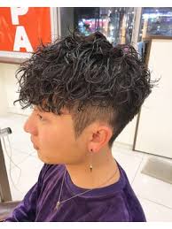 ツーブロック マッシュヘアならスッキリキマる メンズにおすすめのスタイル10選とセット方法を解説 ダンリード danlead スパイラルパーマ メンズ パーマ ヘアカット