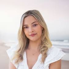 Aimee Mackenzie's Instagram, Twitter & Facebook