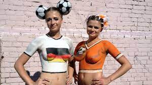 Die hat ja tolle Bälle! Nackte beim DFB-Spiel