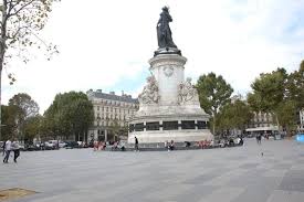 Bölgede bol miktarda yemek / kafe deneyimi olan bir fotoğrafa değer. Paris Indignation Apres Une Agression Transphobe En Marge D Une Manifestation Place De La Republique