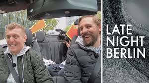 Weißt du die autogramm adresse von klaas & weißt du ob man ihm da auch einen brief schicken kann? Klaas Verkauft Sammlerjeans Mit Toni Kroos Autogramm Late Night Berlin Prosieben Youtube
