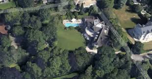 Ils ont cependant fait beaucoup trop de bruit et ont ainis attiré l'attention de carl, le garde du corps de johnny hallyday qui veille sur la maison en l'absence de laeticia. Celebrites La Maison De Johnny A Marnes La Coquette Mise En Vente