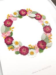 Couronne De Fleurs Pressees Herbier En 2020 Art Des Fleurs Pressees Fleurs Pressees Collage Fleurs