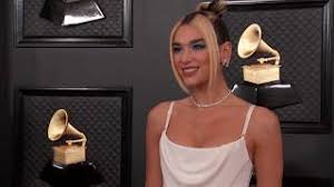 Dua lipa was something out of a clueless dream on the grammys 2020 red carpet. Dua Lipa On The Red Carpet Fashion Cam 2020 Grammys Youtube