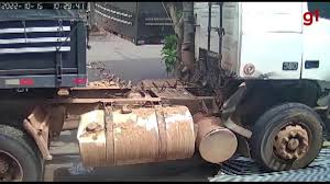 Aposentado escapa por pouco de ser atropelado por carreta desgovernada no  Paraná